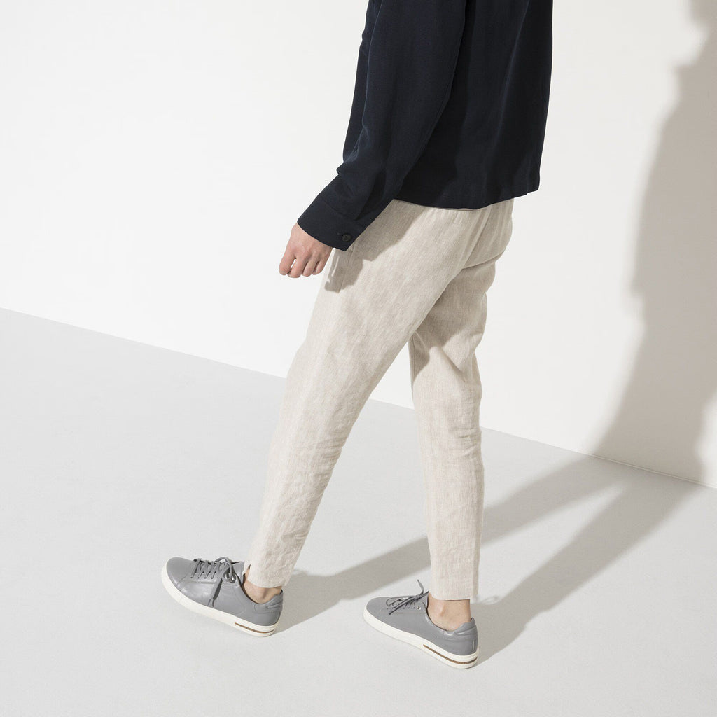 Bend Low Natural Leather Gray